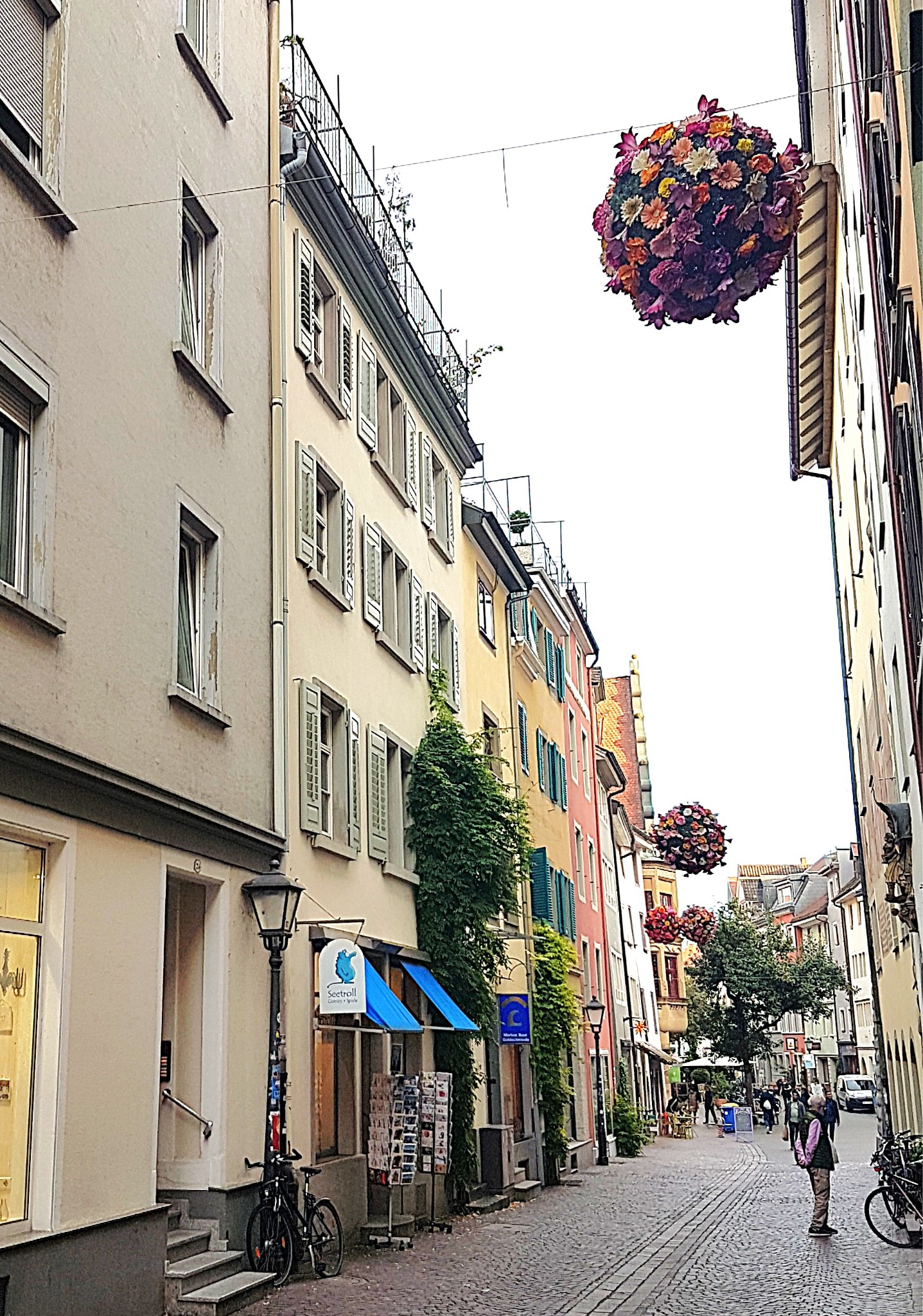 Zollernstraße in Konstanz mit Altstadthäusern und Blumenschmuck